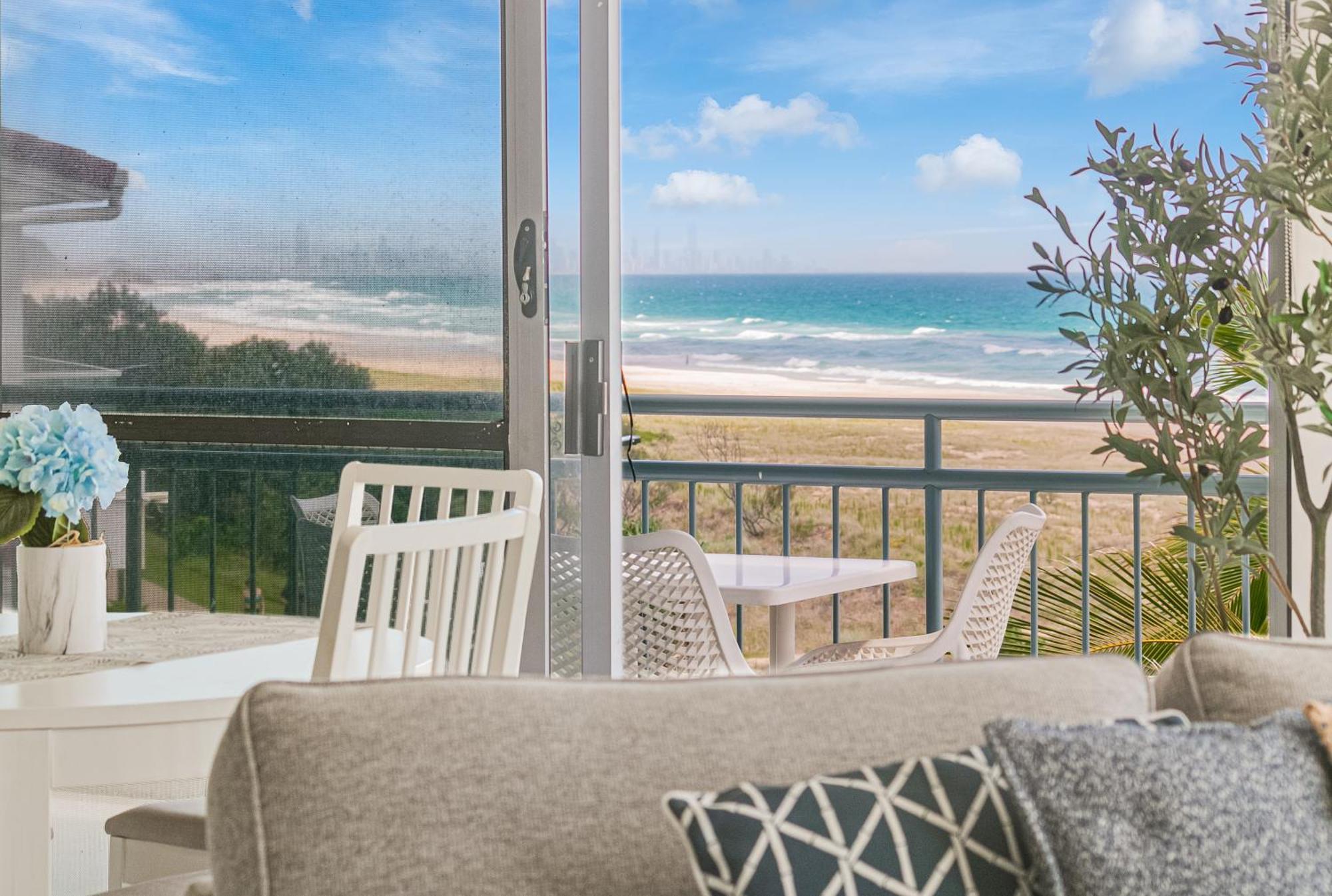 Oceanside Resort - Absolute Beachfront Apartments Gold Coast Esterno foto