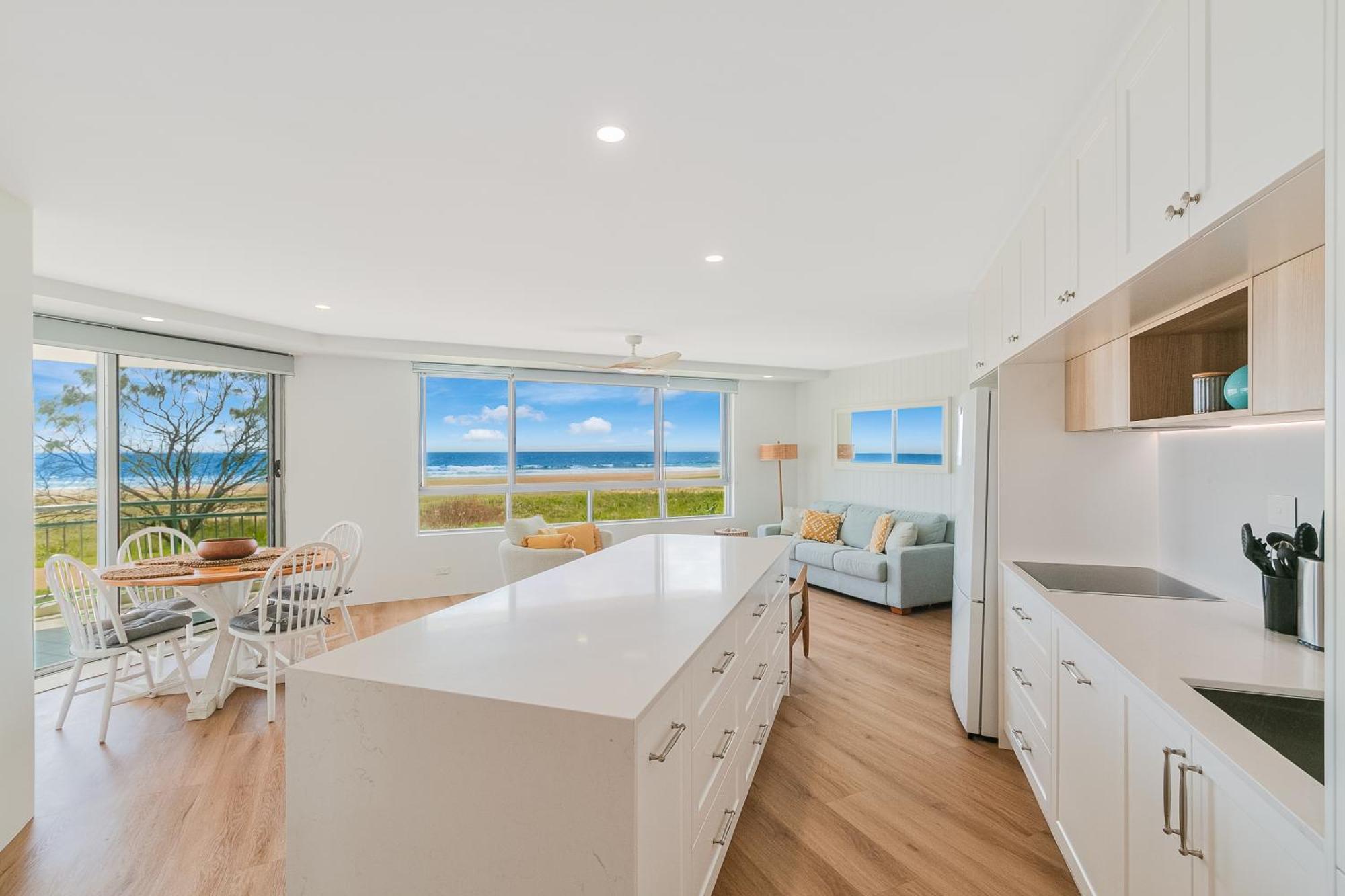 Oceanside Resort - Absolute Beachfront Apartments Gold Coast Esterno foto