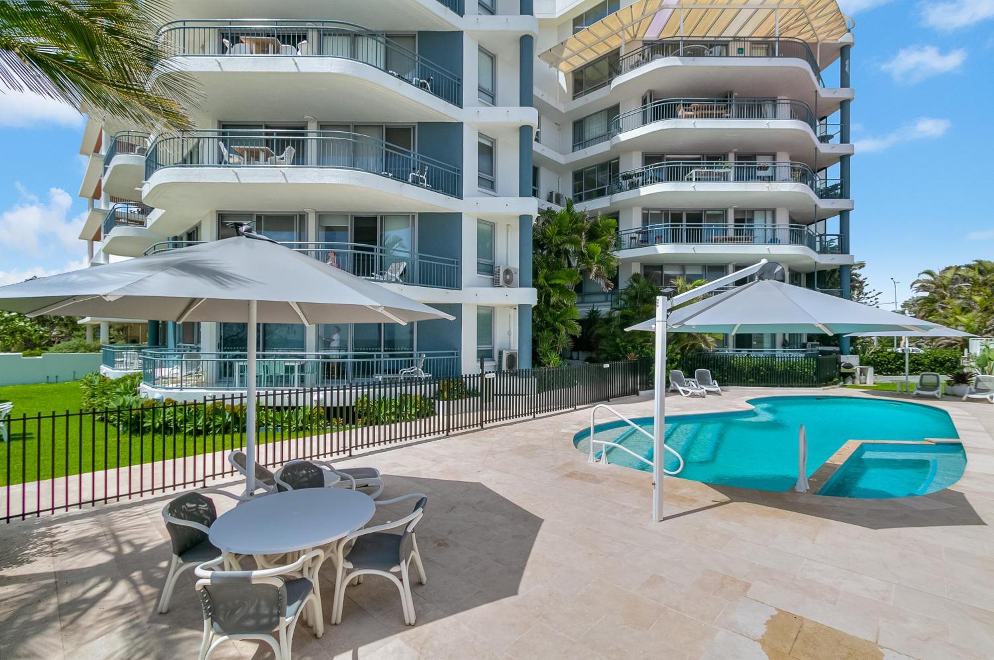 Oceanside Resort - Absolute Beachfront Apartments Gold Coast Esterno foto