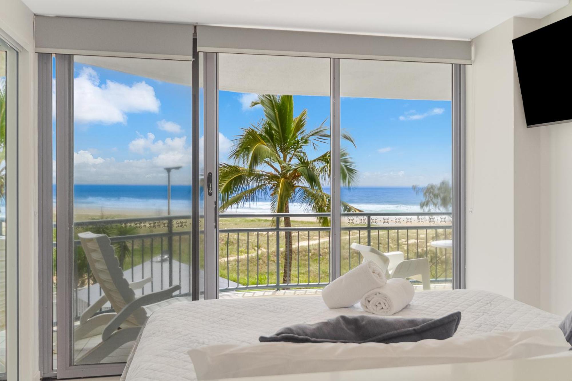 Oceanside Resort - Absolute Beachfront Apartments Gold Coast Esterno foto