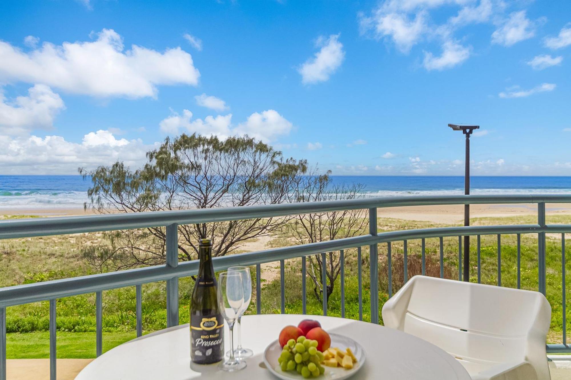 Oceanside Resort - Absolute Beachfront Apartments Gold Coast Esterno foto